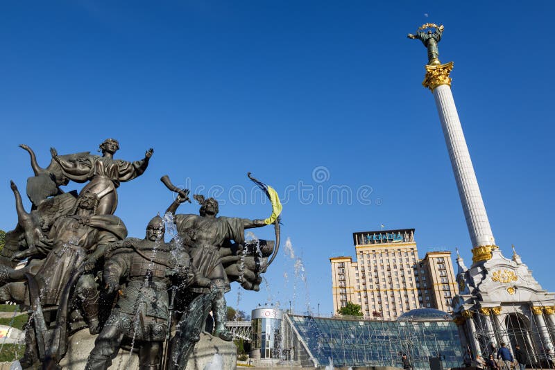 Statue von Gründern von Kiew am Unabhängigkeits-Quadrat lizenzfreie stockbilder Statue von Gründern von Kiew am Unabhängigkeits-Quadrat lizenzfreie stockbilder