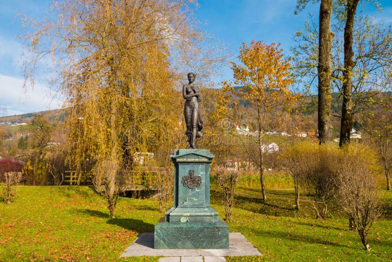 Statue von Micheline Grafin von Almeida, Mitglied des edlen Österreichers lizenzfreies stockfoto Statue von Micheline Grafin von Almeida, Mitglied des edlen Österreichers lizenzfreies stockfoto
