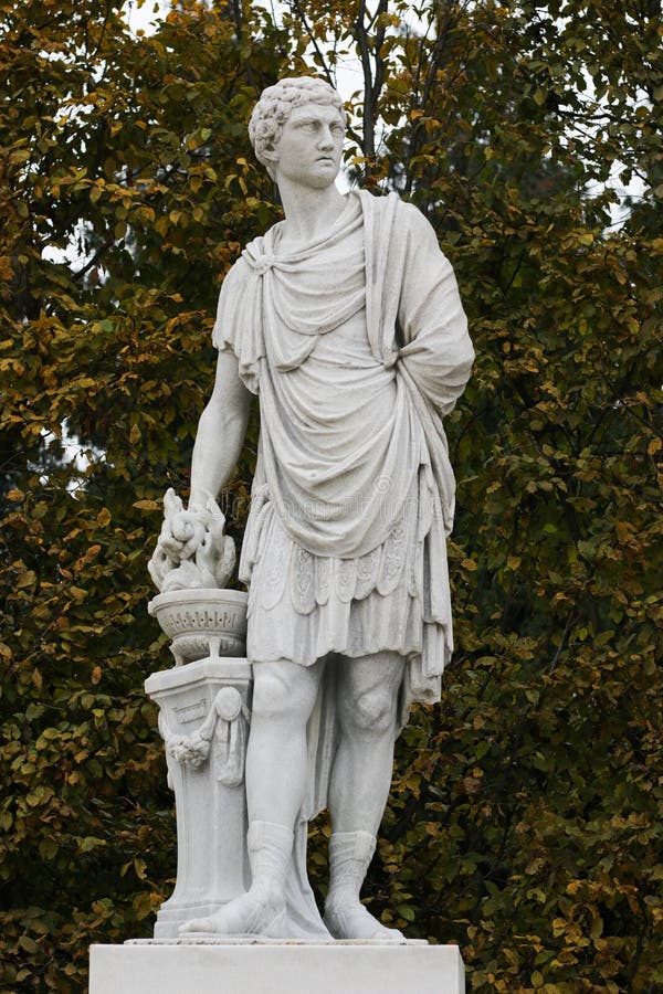 Statue von Mucius Scaevola, ein römischer Held, Schonbrunn-Palast in Wien, Österreich stockfotos Statue von Mucius Scaevola, ein römischer Held, Schonbrunn-Palast in Wien, Österreich stockfotos