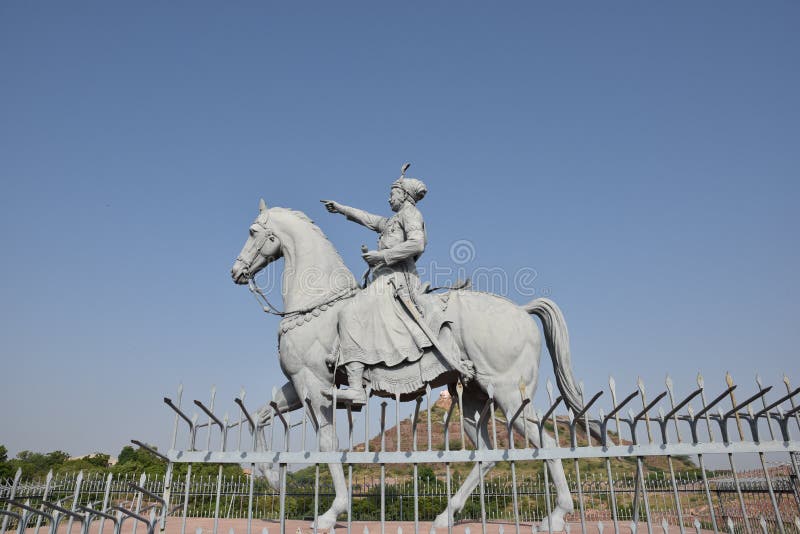 Statue von Rao Jodha nahe majestätischem Mehrangarh-Fort, das in Jodhpur, Rajasthan gelegen ist, ist eins der größten Forts in In stockfotografie Statue von Rao Jodha nahe majestätischem Mehrangarh-Fort, das in Jodhpur, Rajasthan gelegen ist, ist eins der größten Forts in In stockfotografie