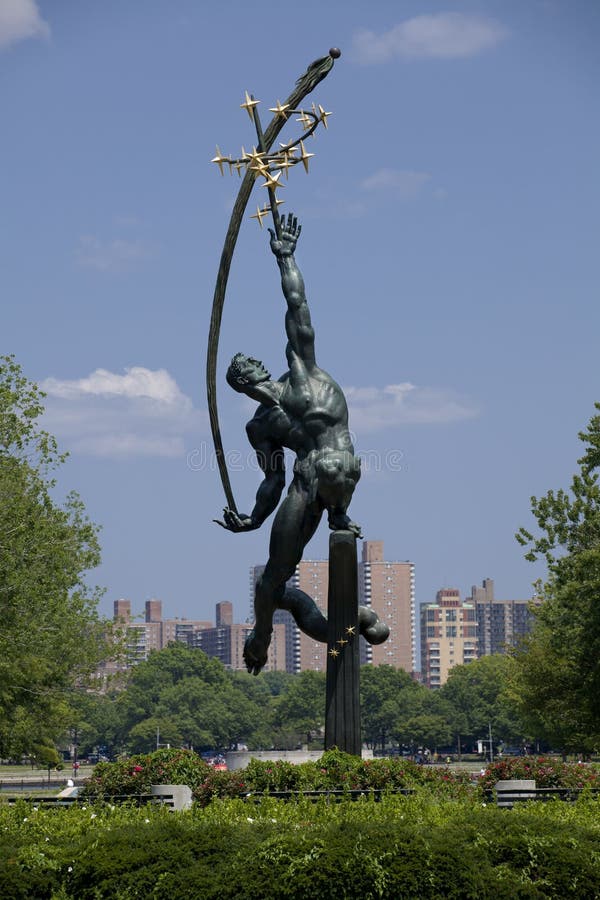 Statue von Rocket Thrower in Flushing Meadows Corona Park, Queens lizenzfreie stockfotos Statue von Rocket Thrower in Flushing Meadows Corona Park, Queens lizenzfreie stockfotos