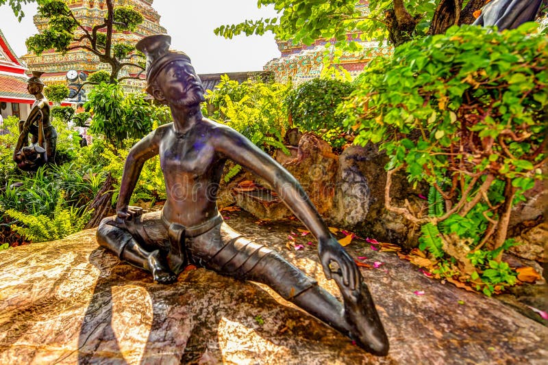 Customized outdoor bronze yoga woman statue