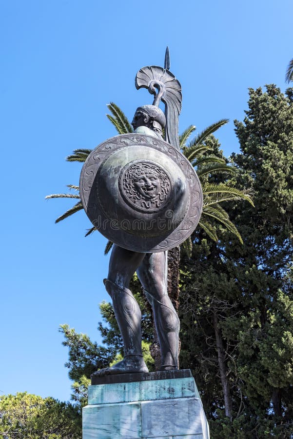 Statue énorme d'Achille dans le jardin le palais d'Achilleion sur l'île de Corfou Grèce construite par l'impératrice Elizabeth de
