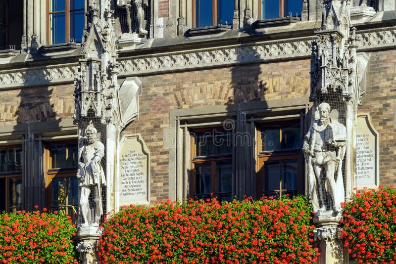 Statuen auf Neues Rathaus auf Marienplatz, München, Deutschland stockfotografie Statuen auf Neues Rathaus auf Marienplatz, München, Deutschland stockfotografie