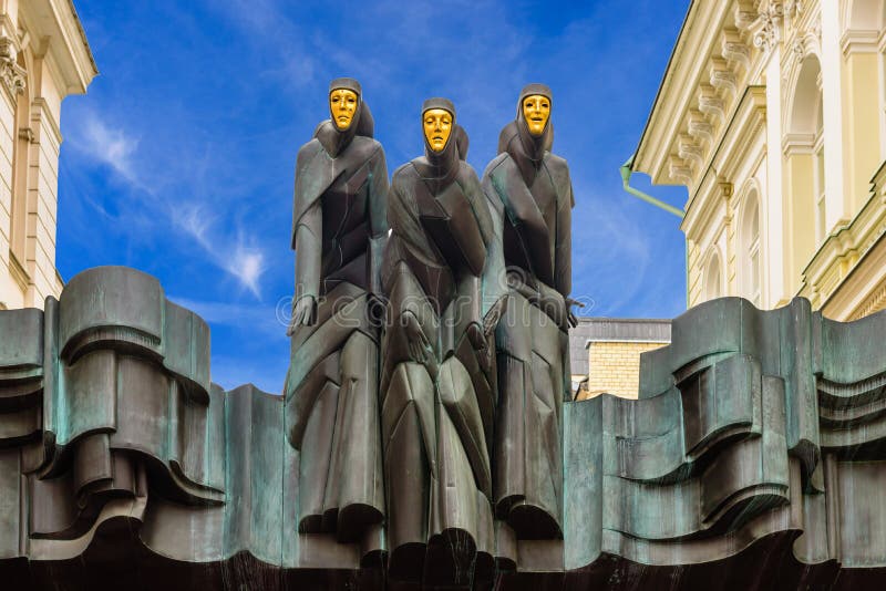 Statuen des litauischen nationalen Drama-Theaters lizenzfreies stockbild Statuen des litauischen nationalen Drama-Theaters lizenzfreies stockbild