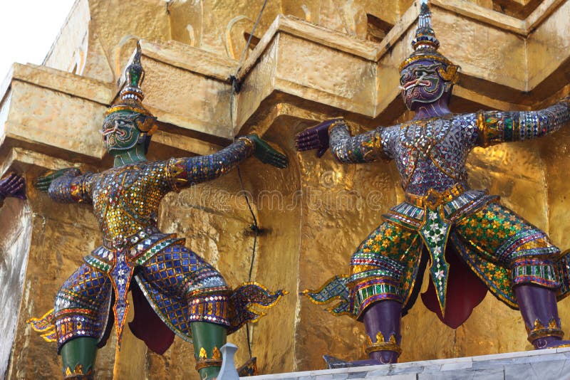 Statuen zweier buddhistischer Dämonen als Basrelief eines asiatischen Tempels