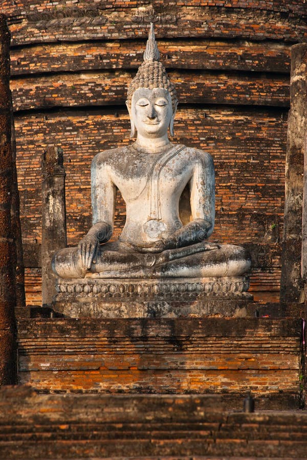 Statues of Buddha sit, Wat Sa Si, Sukhothai.