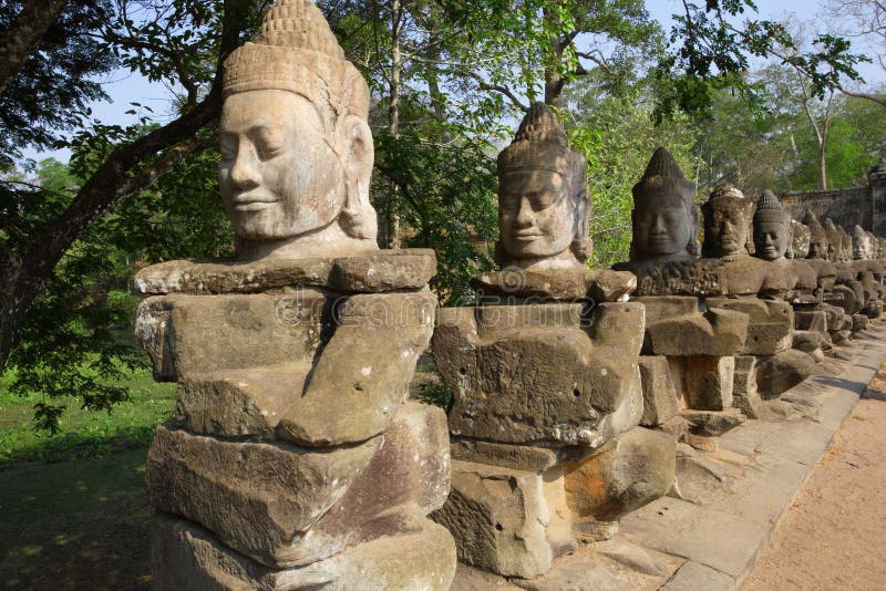 Řádky soch podél silnice ke vchodu na Angkor chrámy Siem Reap, Kambodža.