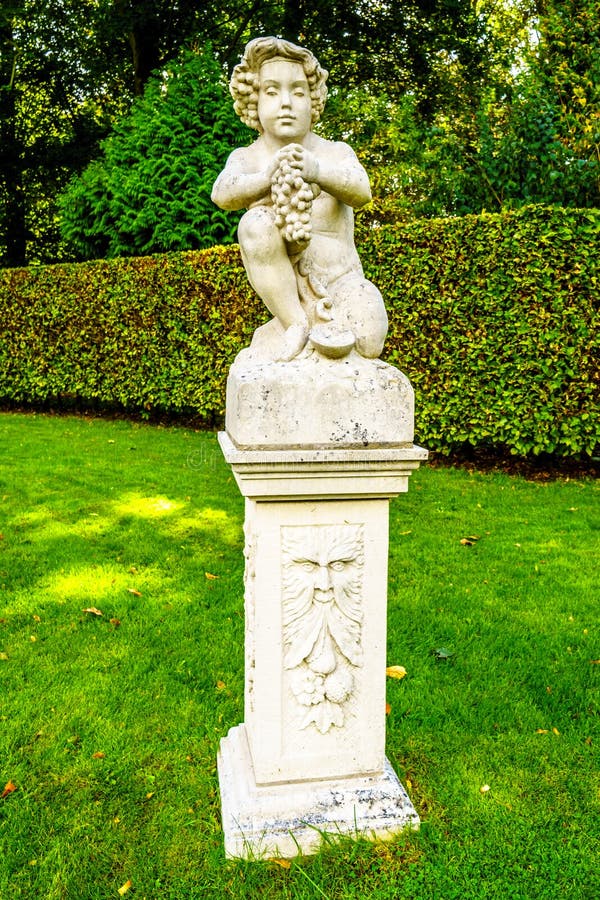 Statues dans les beaux jardins manicured Castle De Haar historique environnant photo stock Statues dans les beaux jardins manicured Castle De Haar historique environnant photo stock