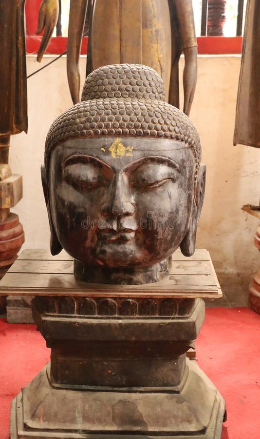 Statues de bouddha à tho makmo stupa image stock