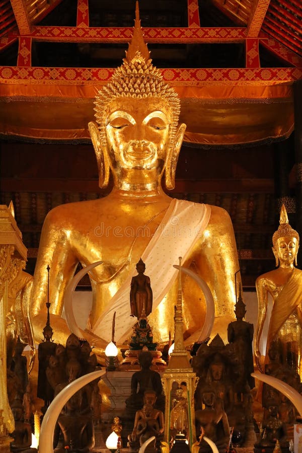 Statues de bouddha à tho makmo stupa image stock