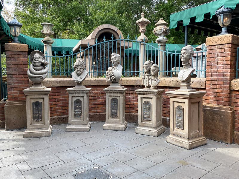 The Statues Of Ghosts Outside Of The Haunted Mansion Ride In The Magic