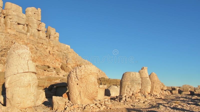 Statues statiques sur le sommet de la montagne nemrut à adiyaman turkey banque de vidéos