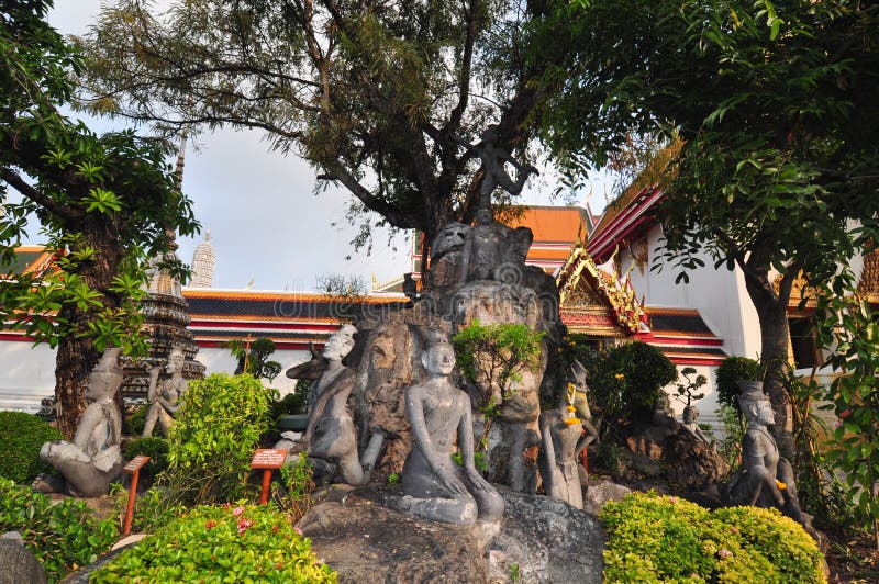 Statues thaïlandaises d'exercice d'ermite chez Wat Pho, Bangkok, Thaïlande photo stock Statues thaïlandaises d'exercice d'ermite chez Wat Pho, Bangkok, Thaïlande photo stock