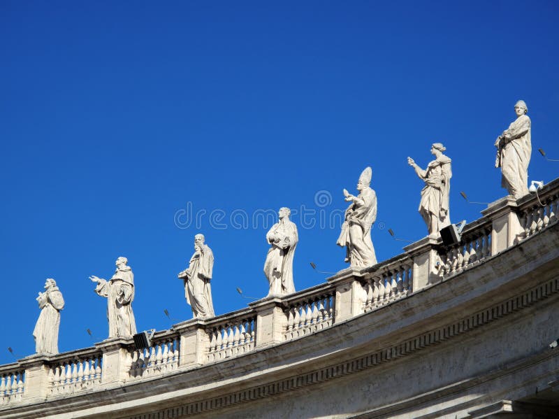 Le statue dei santi sulla costruzione della Città del Vaticano (San Pietro)