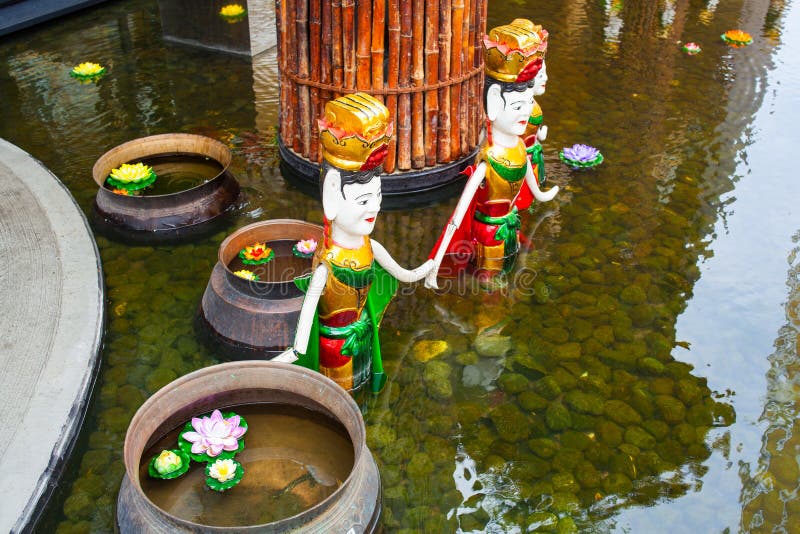 Statues vietnamiennes dans la piscine photo stock Statues vietnamiennes dans la piscine photo stock