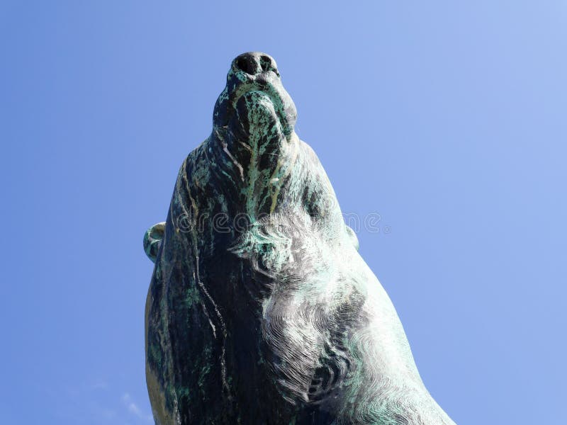 Statuetta della testa dell'orso polare in nuvole fotografie stock libere da diritti Statuetta della testa dell'orso polare in nuvole fotografie stock libere da diritti