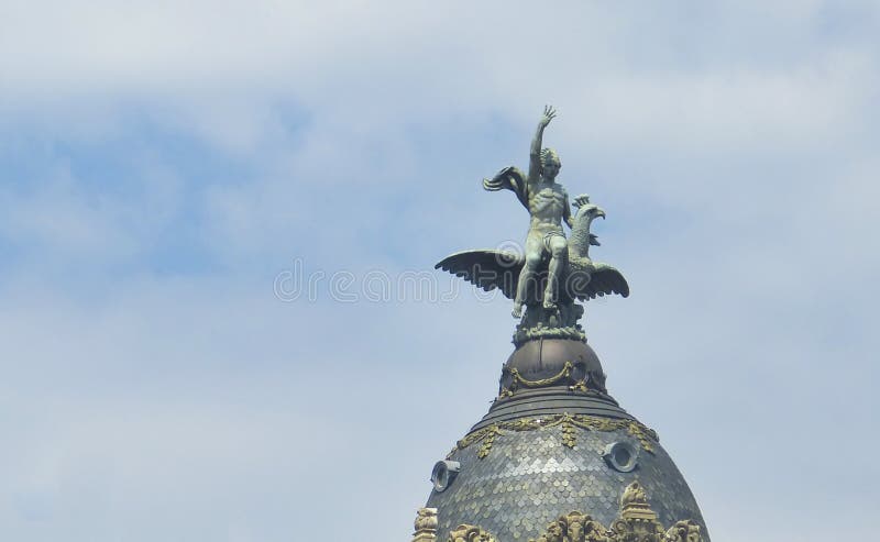 Statuia omului și a păsărilor cu o vază în mână royalty free stock images