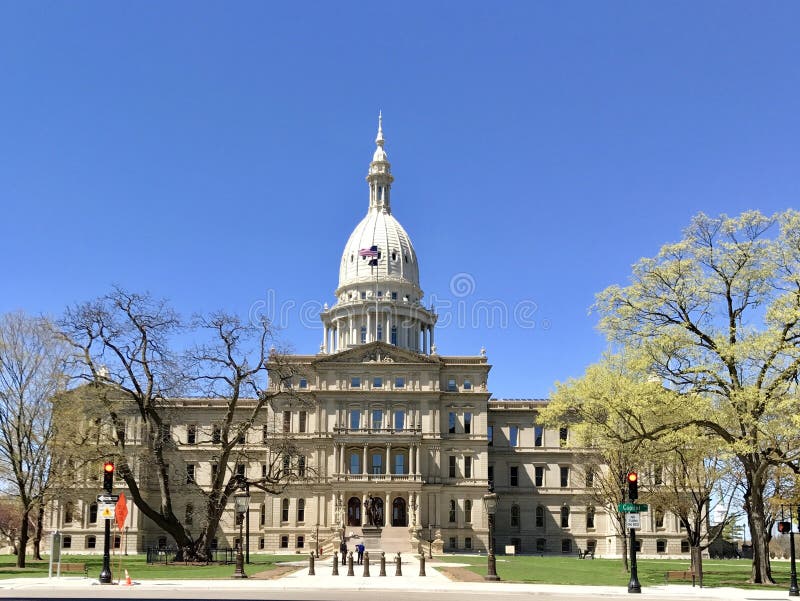 Statul Michigan. Aceasta este o imagine de primăvară a clădirii istorice a Capitoliului Statului Michigan, situată în Lansing Michigan, în județul Ingram. această structură a fost proiectată de Elijah. myers este un exemplu de arhitectură renascentistă și a fost finalizat în 1873. această structură a fost adăugată în registrul național al locurilor istorice la 29 ianuarie 1971 și a fost declarată un punct de reper național la 5 octombrie 1992. această imagine a fost făcută la 22 aprilie 2017.