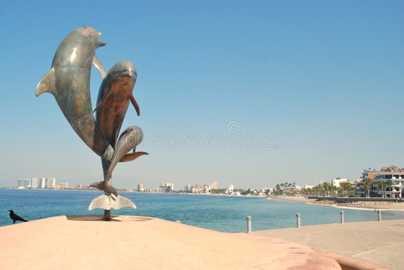 Statuto del delfino su Malecón in Puerto Vallarta II fotografie stock libere da diritti Statuto del delfino su Malecón in Puerto Vallarta II fotografie stock libere da diritti