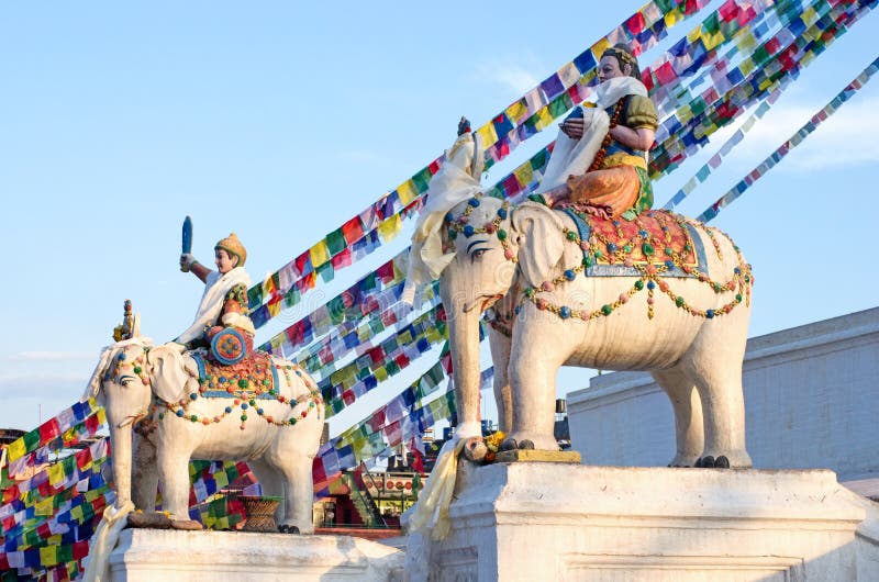 Statuy blisko Boudhanath stupy w Kathmandu obrazy royalty free
