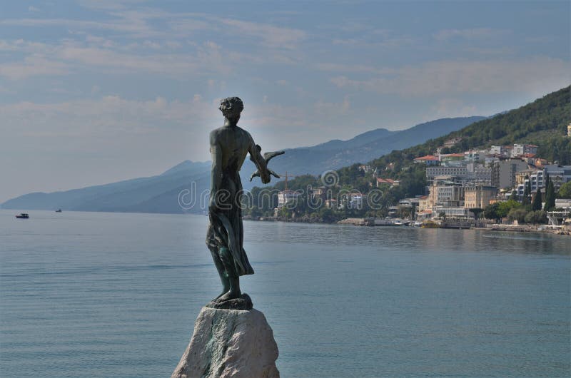 Statuy dziewczyna z seagull w Chorwackim mieście Opatija zdjęcie stock Statuy dziewczyna z seagull w Chorwackim mieście Opatija zdjęcie stock