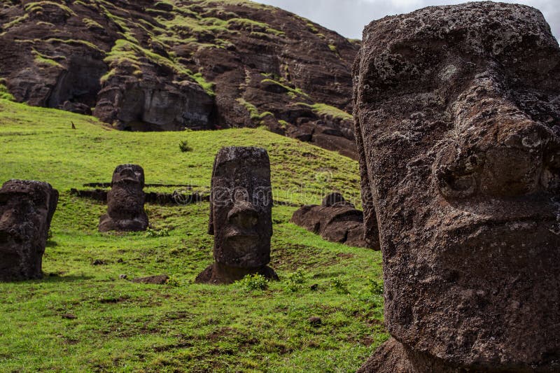 Statuy na Isla De Pascua Rapa Nui wielkanoc wyspę zdjęcia stock Statuy na Isla De Pascua Rapa Nui wielkanoc wyspę zdjęcia stock