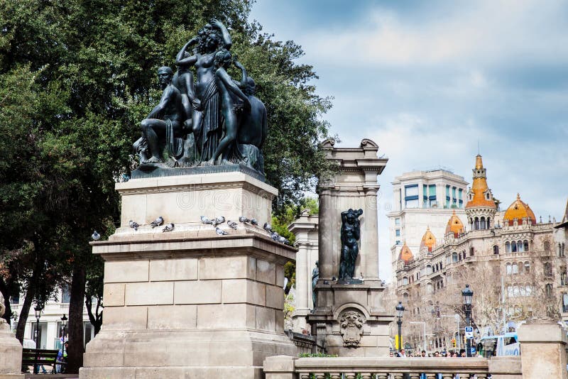 Statuy przy Placa De Catalunya w Barcelona Hiszpania zdjęcia stock Statuy przy Placa De Catalunya w Barcelona Hiszpania zdjęcia stock
