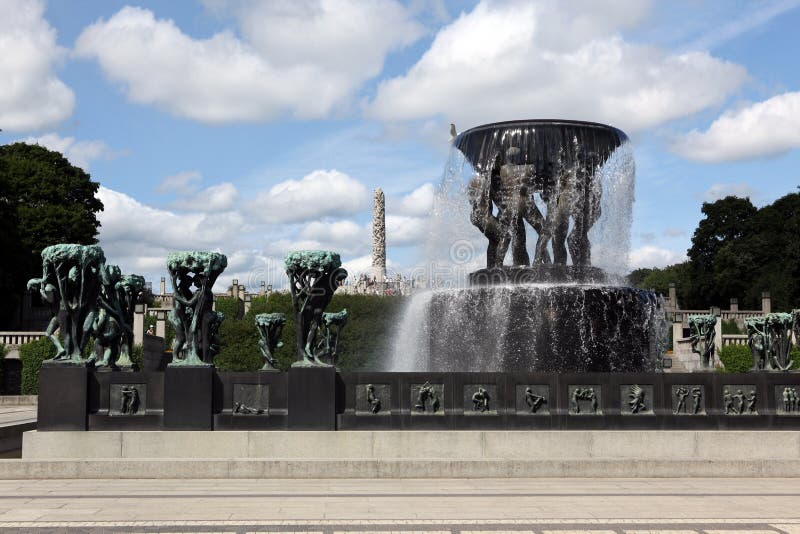 Statuy w Vigeland parku w Oslo, Norwegia obraz stock Statuy w Vigeland parku w Oslo, Norwegia obraz stock