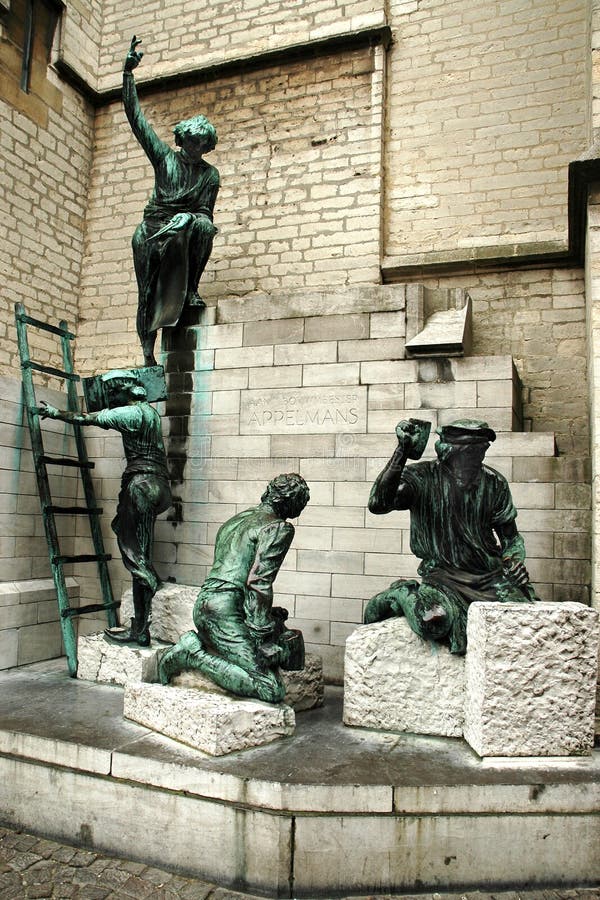 Staty av byggmästarna, Antwerp arkivfoto Staty av byggmästarna, Antwerp arkivfoto