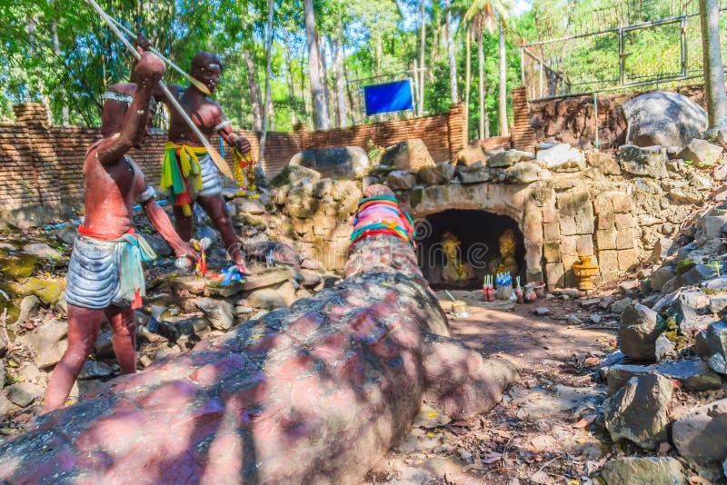 Staty av Chalawan och Kraithong på framdelen av den Chalawan grottan (Chalawan är konungen av krokodilen i thailändskt litterärt) fotografering för bildbyråer Staty av Chalawan och Kraithong på framdelen av den Chalawan grottan (Chalawan är konungen av krokodilen i thailändskt litterärt) fotografering för bildbyråer