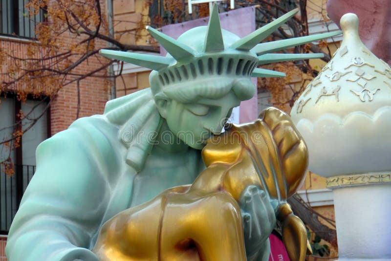 Staty av den kyssande damen Justice för frihet Fallas Valencia 2016 Guld- staty för blå statykyss Kyssa för kvinnor red steg arkivbilder Staty av den kyssande damen Justice för frihet Fallas Valencia 2016 Guld- staty för blå statykyss Kyssa för kvinnor red steg arkivbilder