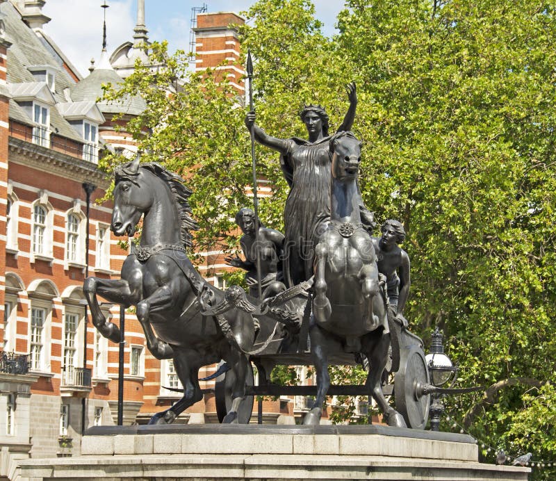 Staty av drottningen Boudica, London, England arkivbild Staty av drottningen Boudica, London, England arkivbild