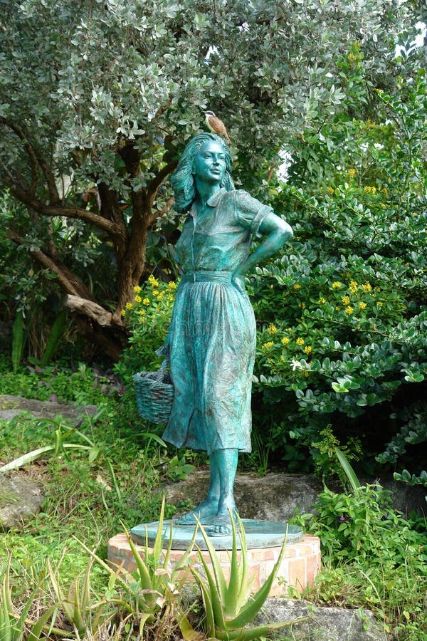Staty av en kvinna i parkera i Hamilton, Bermuda arkivfoto Staty av en kvinna i parkera i Hamilton, Bermuda arkivfoto
