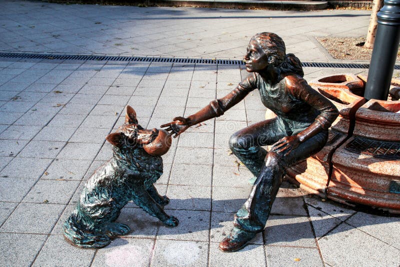 Staty av flickan med hunden arkivfoto Staty av flickan med hunden arkivfoto