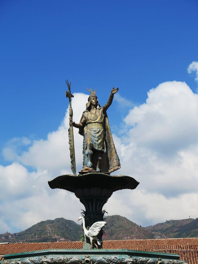 Staty av Inca Pachacutec över springbrunnen på plazaen de royaltyfria bilder Staty av Inca Pachacutec över springbrunnen på plazaen de royaltyfria bilder
