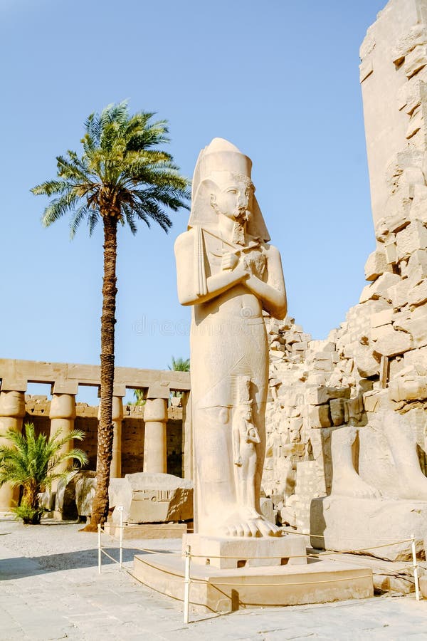 Staty av konungen Ramses II i den Karnak templet egypt luxor royaltyfria foton Staty av konungen Ramses II i den Karnak templet egypt luxor royaltyfria foton