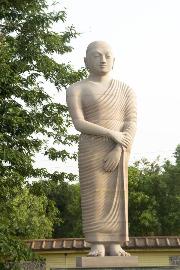 Staty av lärjungen av Buddha royaltyfri bild Staty av lärjungen av Buddha royaltyfri bild
