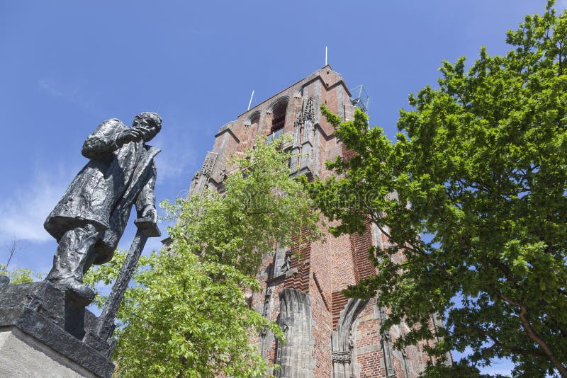 Staty av troelstraen bredvid oldehovetorn i mitten av leeuen royaltyfria foton Staty av troelstraen bredvid oldehovetorn i mitten av leeuen royaltyfria foton