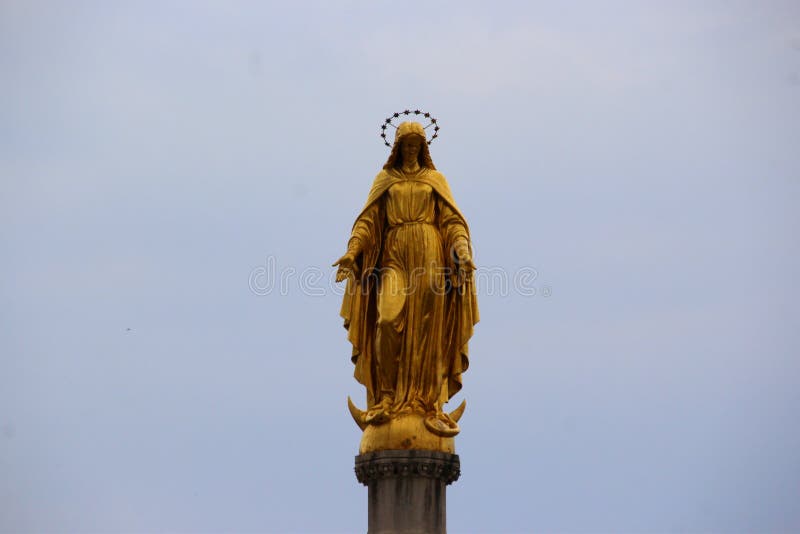 Staty av Virgenen MarÃa på domkyrkan av Zagreb royaltyfri foto Staty av Virgenen MarÃa på domkyrkan av Zagreb royaltyfri foto