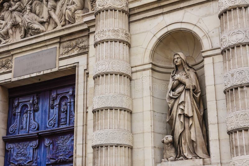 Staty bredvid den huvudsakliga portalen av församlingkyrkan av Helgon-Etienne-du-Mont, Montagne Sainte-Genevieve, Paris, Frankrik fotografering för bildbyråer Staty bredvid den huvudsakliga portalen av församlingkyrkan av Helgon-Etienne-du-Mont, Montagne Sainte-Genevieve, Paris, Frankrik fotografering för bildbyråer