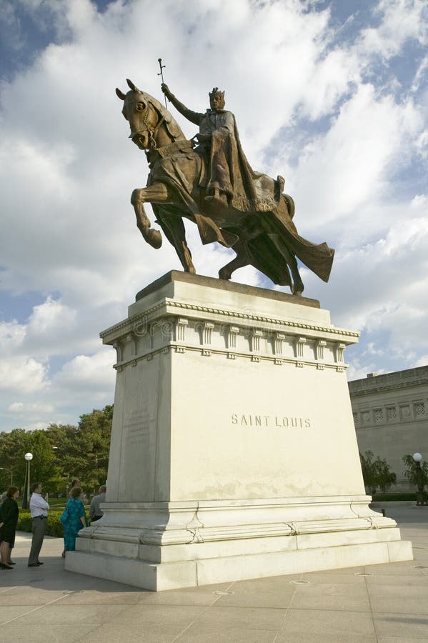 Staty för korsfararekonung Louis IX framme av den Sanka Louis Art Museum i Forest Park, St Louis, Missouri royaltyfri foto Staty för korsfararekonung Louis IX framme av den Sanka Louis Art Museum i Forest Park, St Louis, Missouri royaltyfri foto