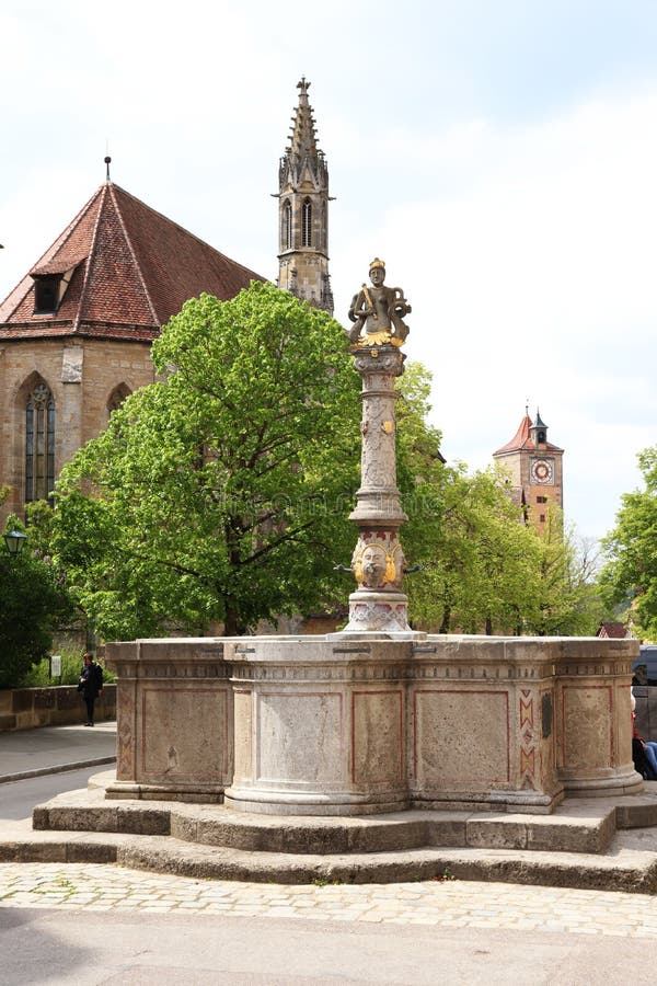 Staty, kyrka och torn i Rothenburg obder Tauber, Tyskland royaltyfria bilder Staty, kyrka och torn i Rothenburg obder Tauber, Tyskland royaltyfria bilder