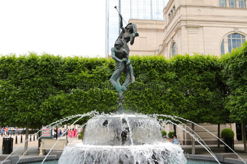 Staty- och vattenspringbrunn på den Schermerhorn symfonimitten Nashville royaltyfri foto Staty- och vattenspringbrunn på den Schermerhorn symfonimitten Nashville royaltyfri foto