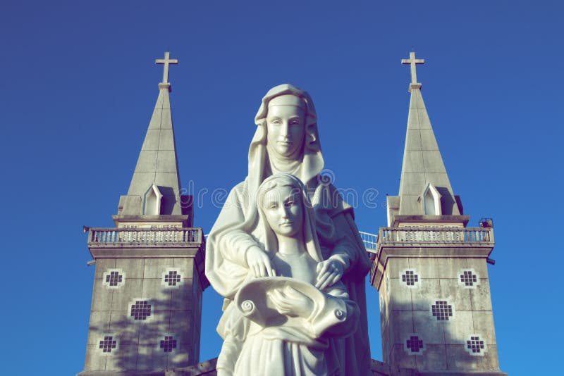 Statyer av den St Ann och barnoskulden Mary arkivbild Statyer av den St Ann och barnoskulden Mary arkivbild