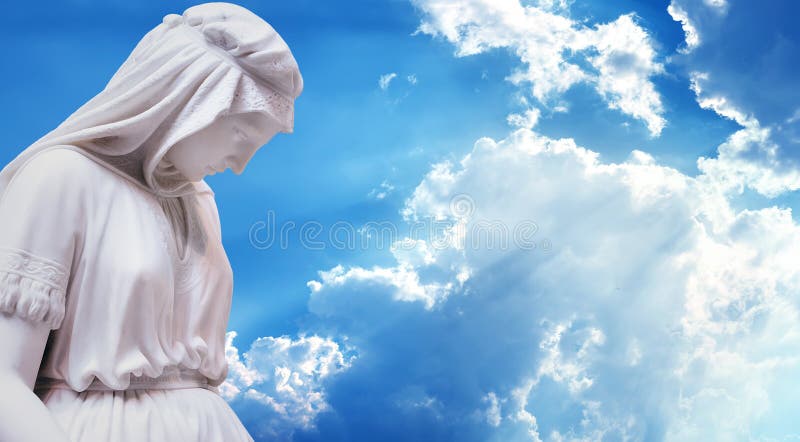 Statymoder av Jesus Christ mot blå himmel arkivfoton Statymoder av Jesus Christ mot blå himmel arkivfoton