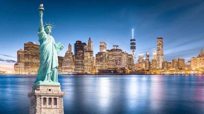 Statyn av frihet med Lower Manhattanbakgrund i aftonen, gränsmärken av New York City royaltyfri bild Statyn av frihet med Lower Manhattanbakgrund i aftonen, gränsmärken av New York City royaltyfri bild