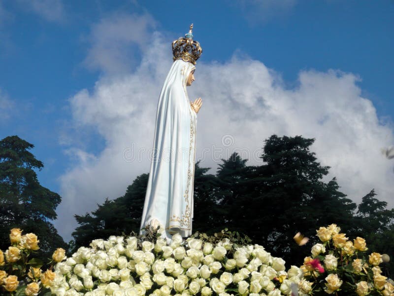 Statyn av oskulden Mary på fristaden av Fatima fotografering för bildbyråer Statyn av oskulden Mary på fristaden av Fatima fotografering för bildbyråer
