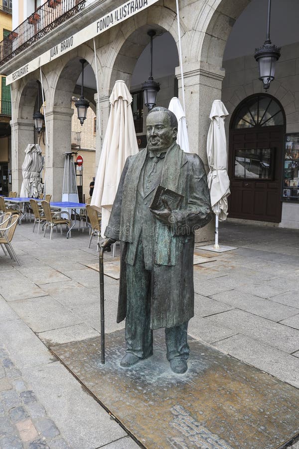 Statyn av poeten Antonio Machado på Plaza Mayor Square i den gamla staden Segovia arkivbilder
