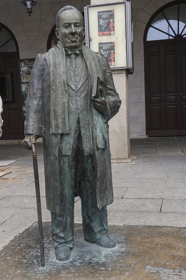 Statyn av poeten Antonio Machado på Plaza Mayor Square i den gamla staden Segovia royaltyfria bilder